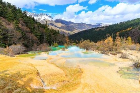 四川黄龙景区简介，四川黄龙景区简介资料？